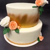 Tarta de dos pisos con rosas