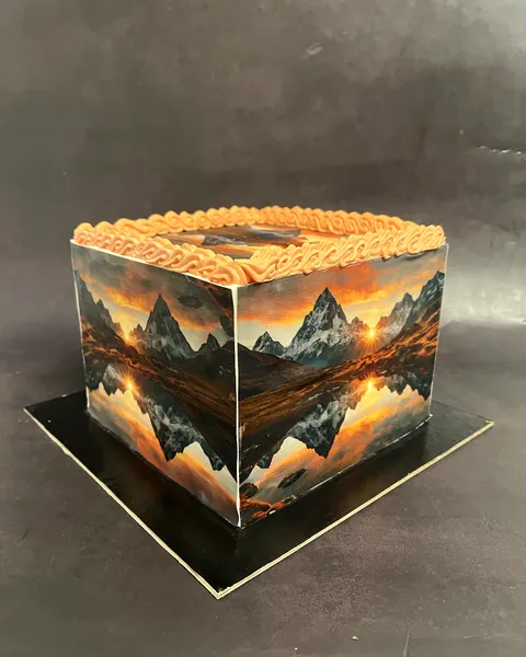 Tarta cubo con paisaje de montañas
