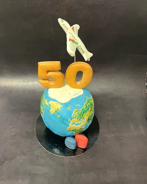 Tarta bola del mundo con avión