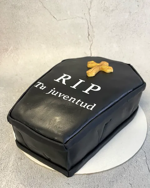 Tarta ataúd «RIP tu juventud»