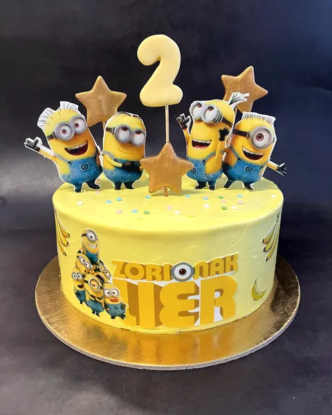 Tarta de Minions con el 2