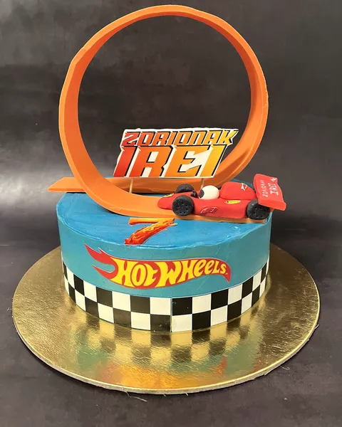 Tarta de Hot Wheels con looping