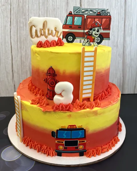 Tarta de bomberos de dos pisos con el 3