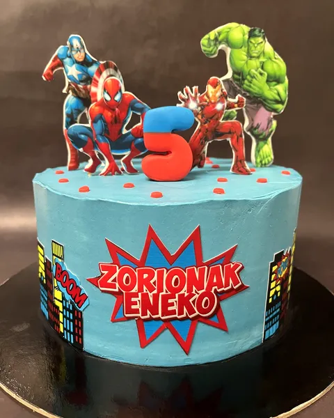 Tarta de los Vengadores con el 5