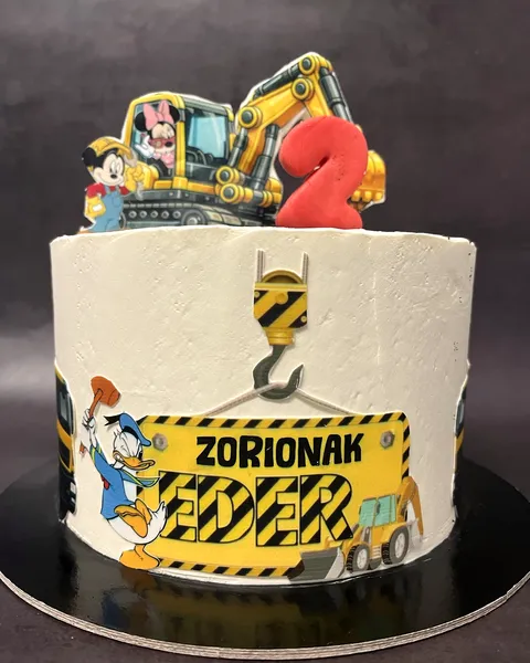 Tarta de obras con excavadora y el 2