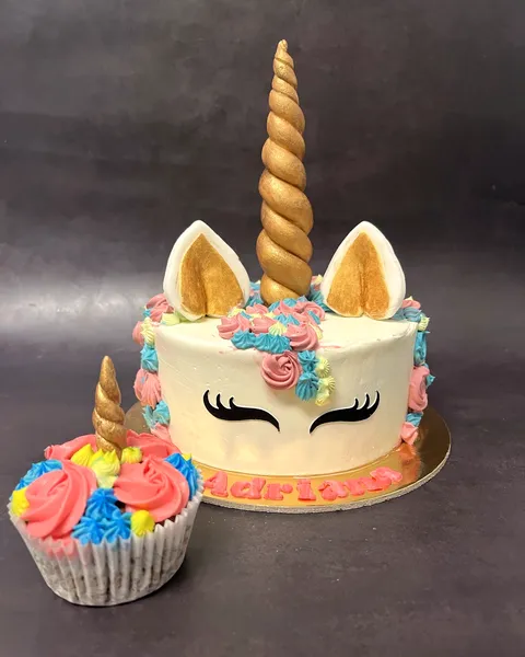 Tarta de unicornio con cupcake