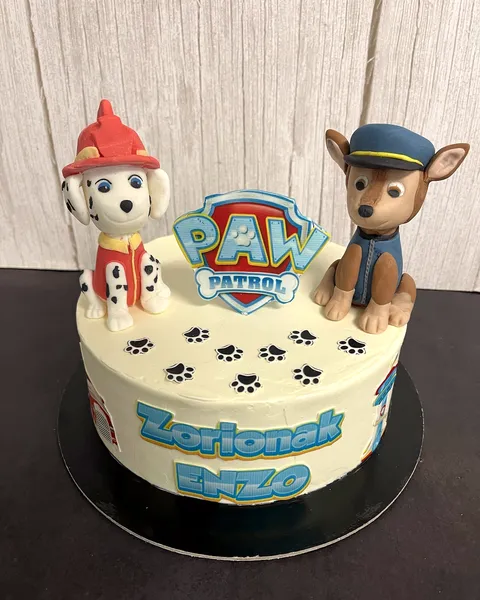 Tarta de Paw Patrol con huellas