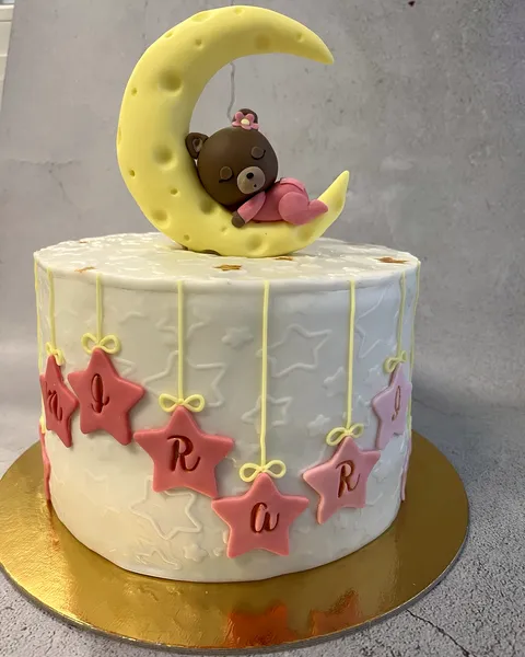 Tarta de osito en la luna con estrellas