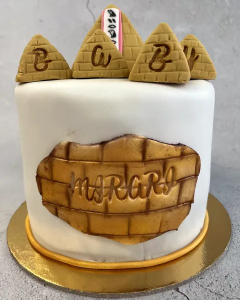 Tarta blanca con muro de ladrillos