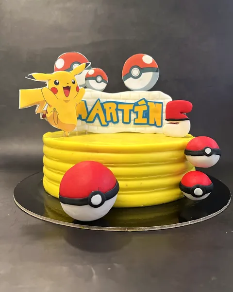 Tarta amarilla de Pokémon con el 5