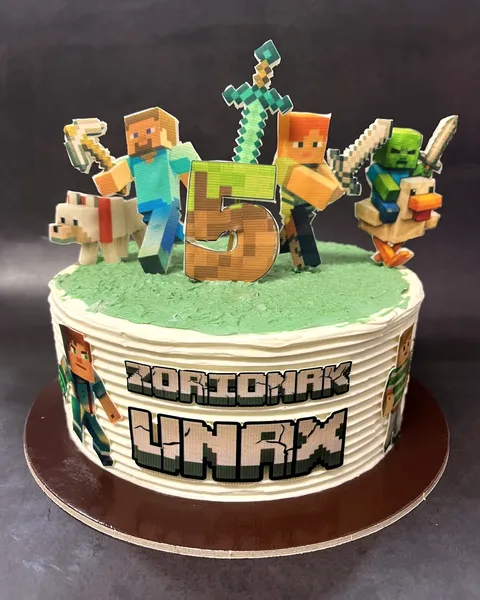 Tarta de Minecraft con el 5