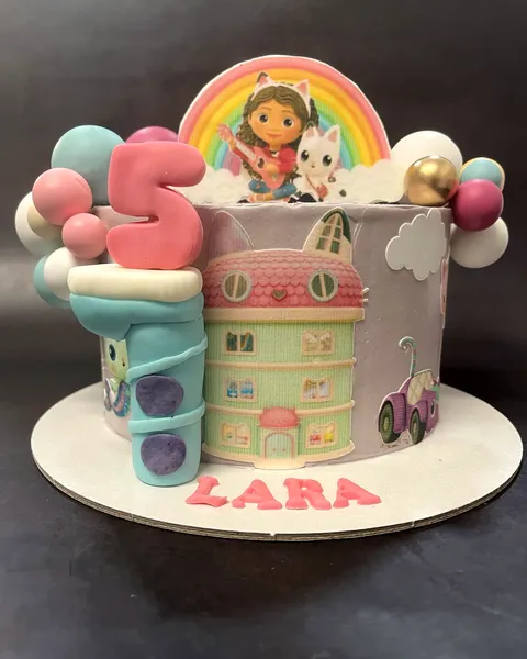 Tarta de Gabby's Dollhouse con el 5
