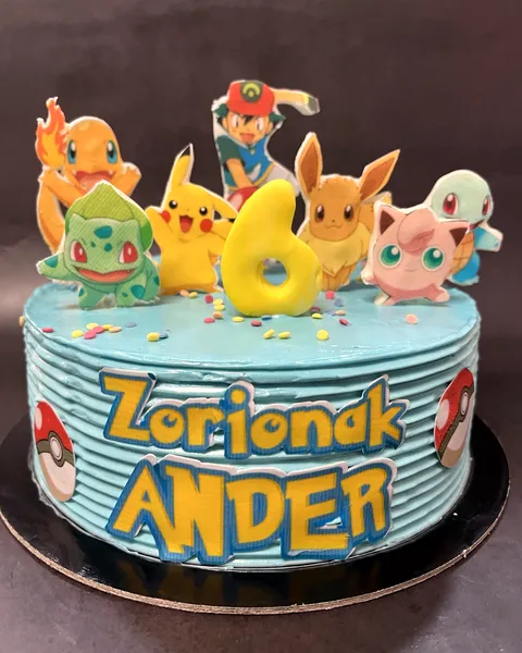 Tarta azul de Pokémon con el 6