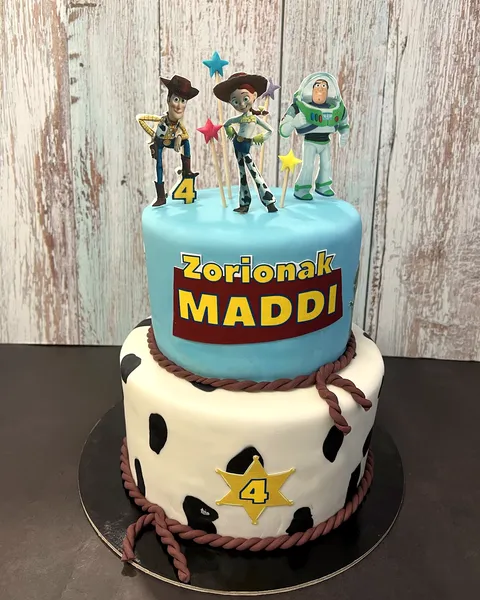 Tarta de Toy Story de dos pisos con el 4