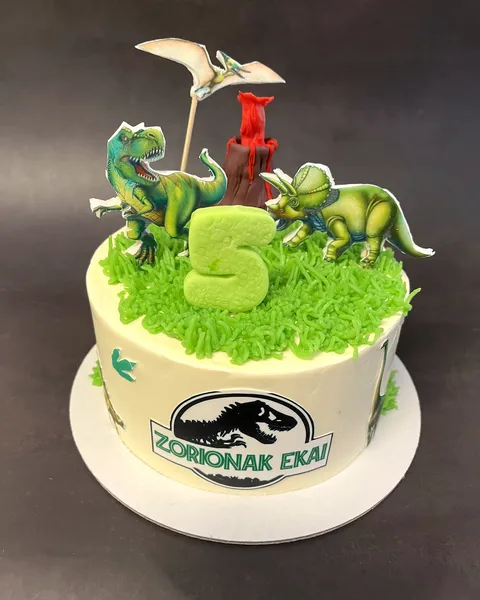 Tarta de Jurassic World con el 5