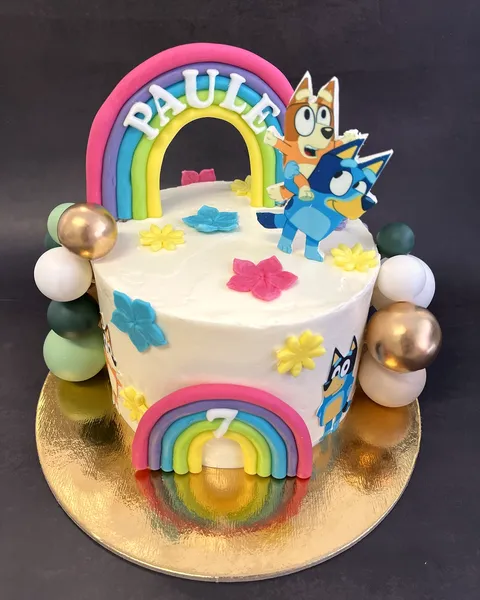 Tarta de Bluey con arcoíris y el 7