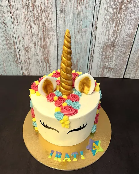 Tarta de unicornio con flores de colores