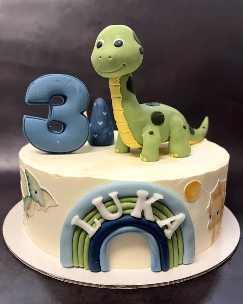 Tarta de dinosaurio con arcoíris y el 3