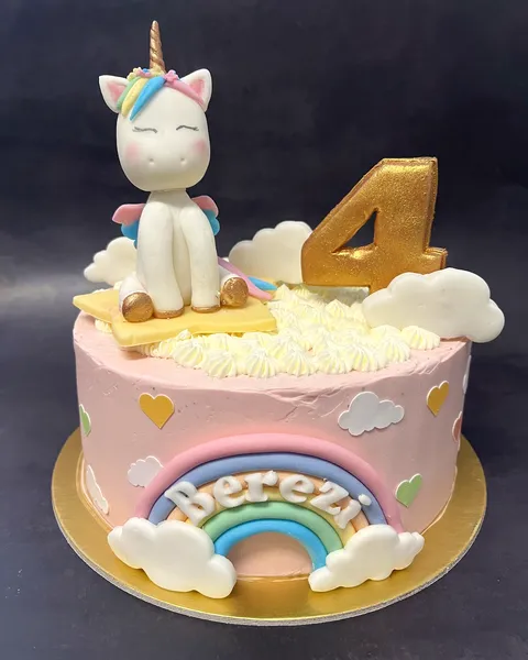 Tarta rosa de unicornio con arcoíris y el 4
