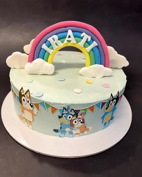 Tarta de Bluey con arcoíris de fondant
