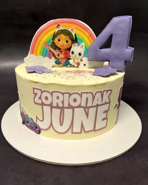 Tarta de Gabby's Dollhouse con el 4