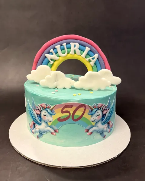 Tarta de unicornios con arcoíris y el 50