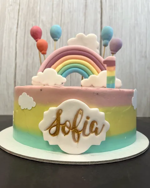 Tarta de arcoíris con globos y el 1