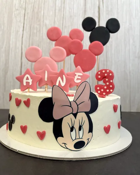 Tarta de Minnie Mouse con el 3