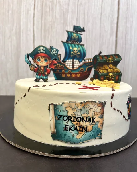 Tarta de piratas con barco y cofre del tesoro