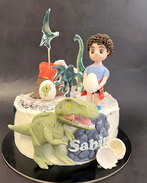 Tarta de dinosaurios con figura de niño