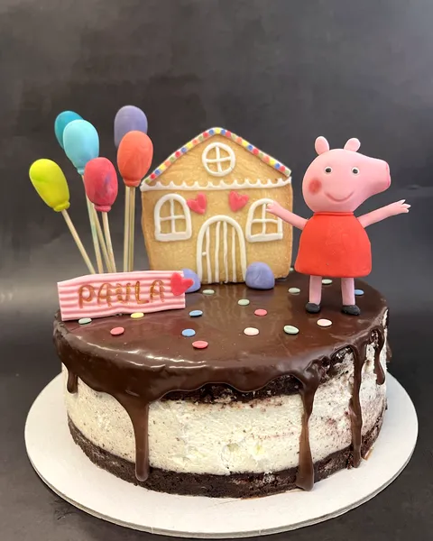 Tarta de Peppa Pig con goteo de chocolate
