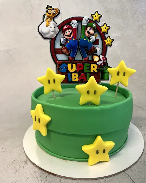 Tarta de Super Mario verde con estrellas