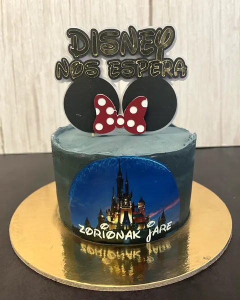 Tarta «Disney nos espera» con castillo