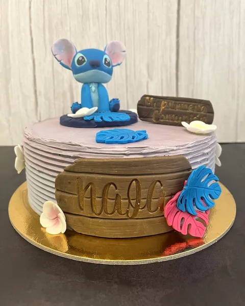 Tarta de Stitch con hojas tropicales
