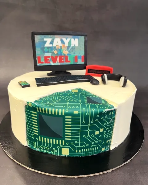 Tarta gamer con ordenador