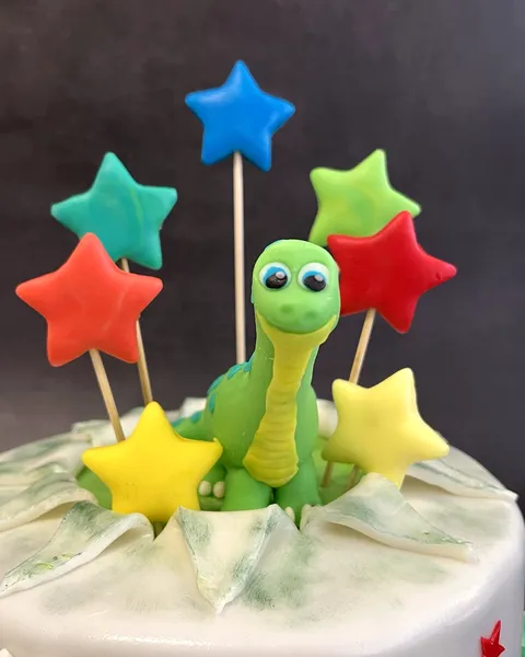 Tarta de dinosaurio saliendo del huevo