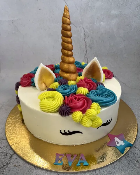 Tarta de unicornio de flores con el 4