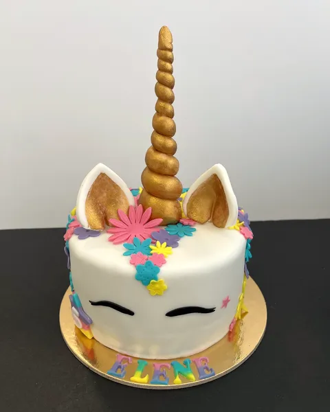 Tarta de unicornio blanca con flores