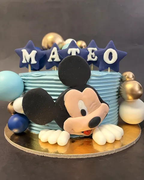 Tarta de Mickey Mouse con bolas doradas