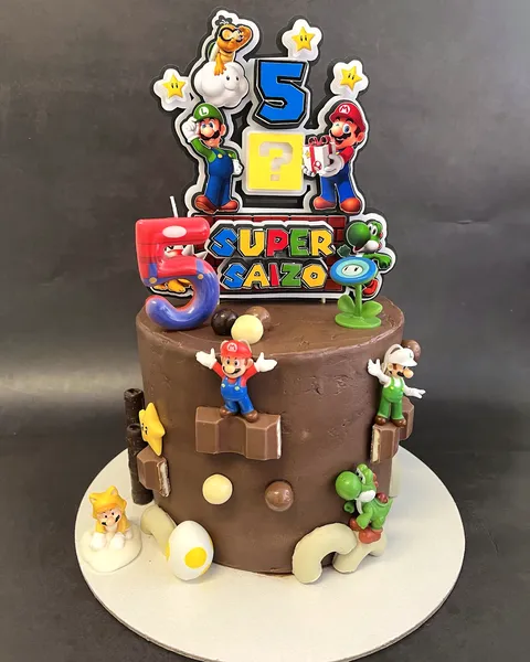 Tarta de Super Mario de chocolate con el 5