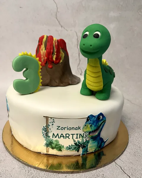 Tarta de dinosaurio con volcán y el 3