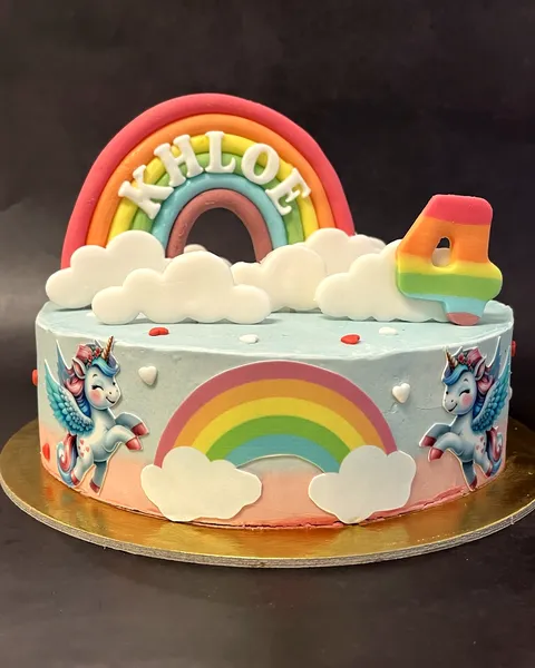 Tarta de arcoíris y unicornios con el 4