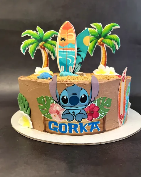 Tarta de Stitch surfero con palmeras