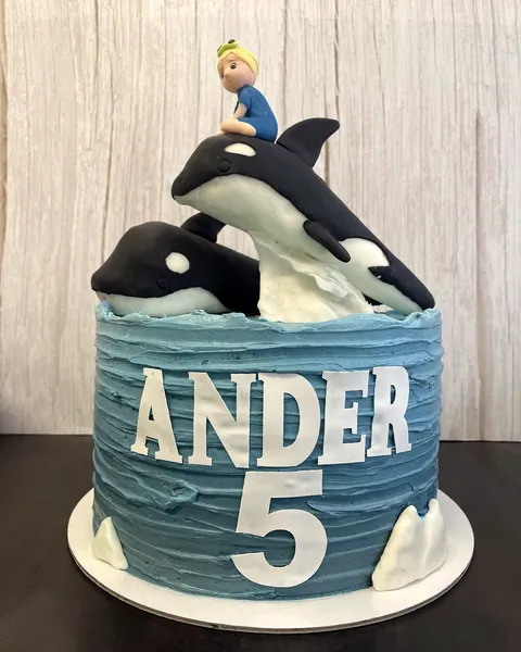 Tarta de orcas con el 5
