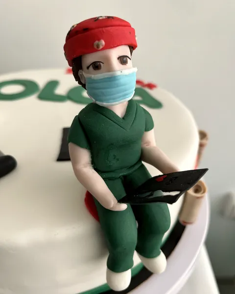 Tarta con enfermera de fondant