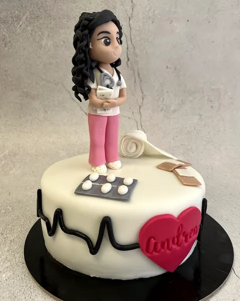 Tarta de doctora con electrocardiograma