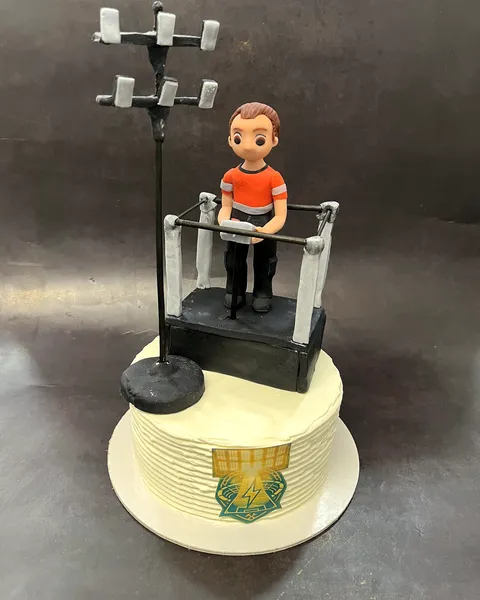Tarta con figura en el escenario