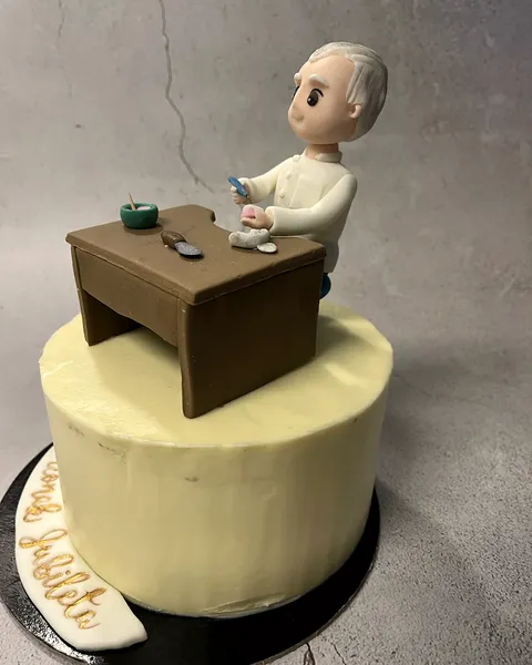 Tarta de médico en su consulta