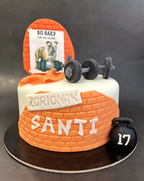 Tarta de gimnasio con pesas