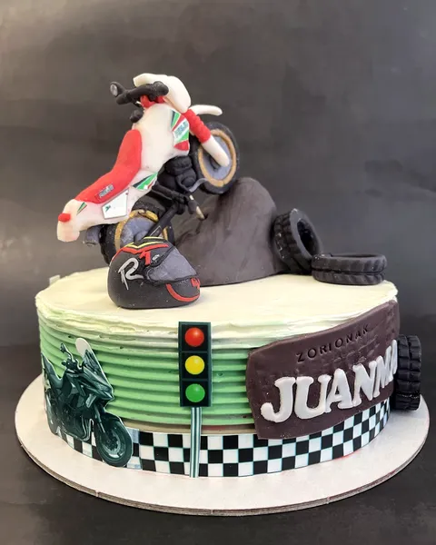 Tarta de moto de carreras con semáforo